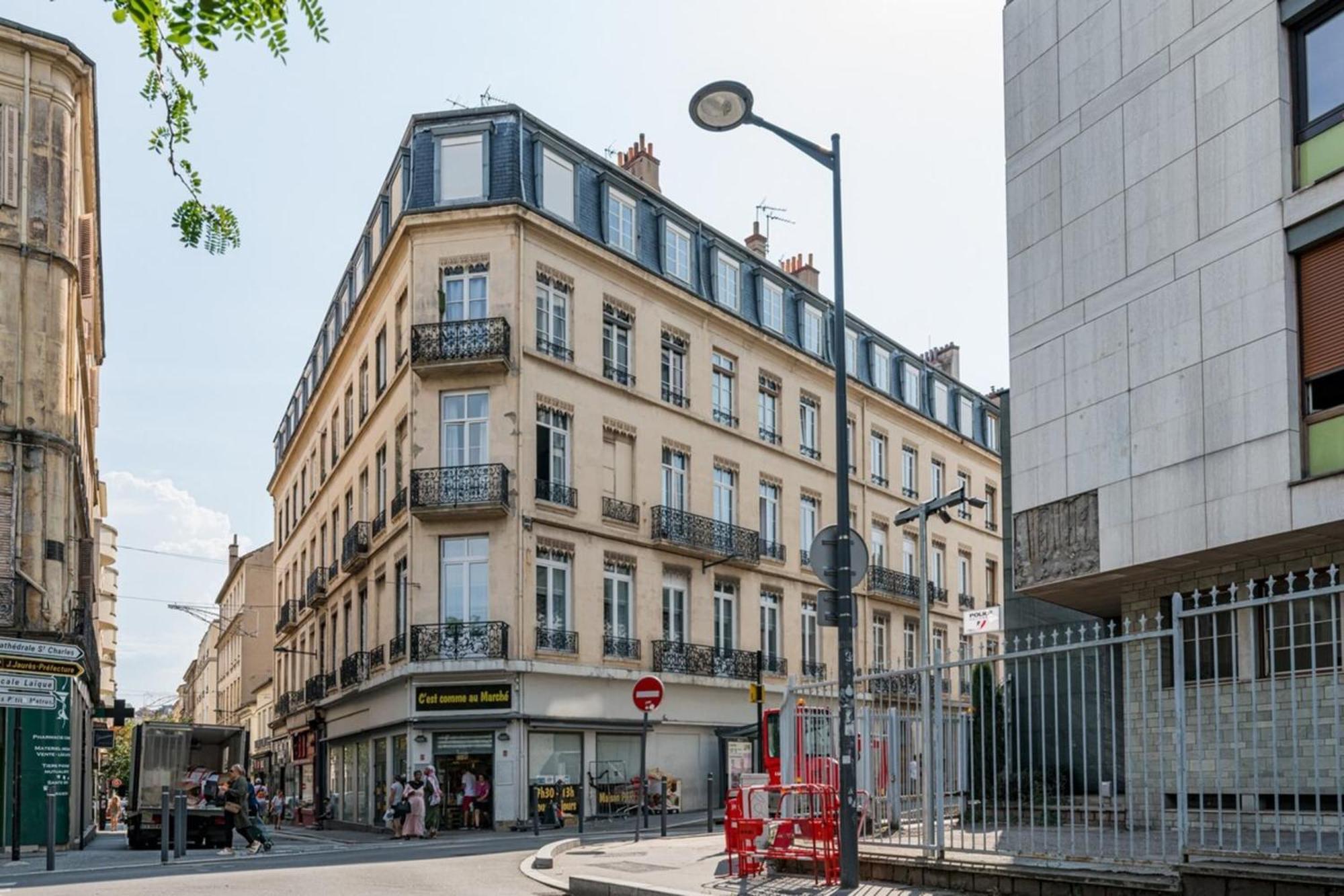 Beige Hospitalite - Gisele - Ultralux Balneo - Neuf 2 Chambres Saint-Etienne  Bagian luar foto